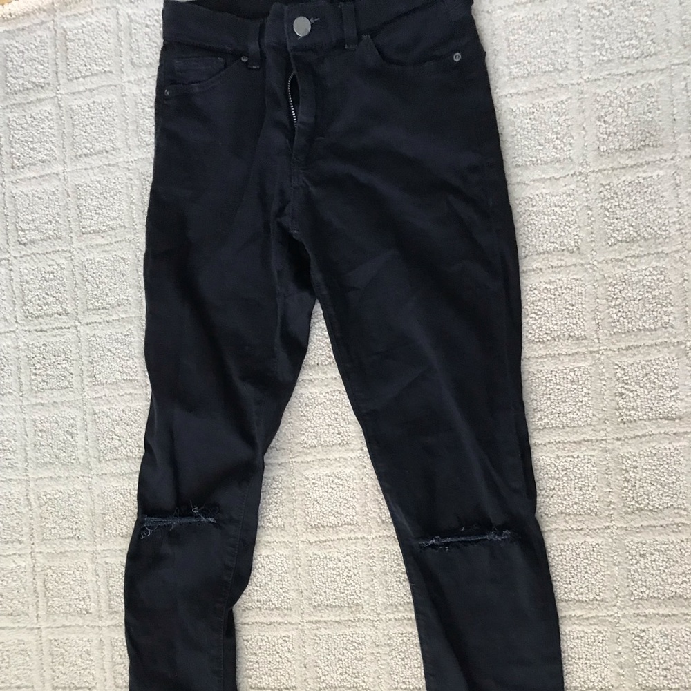 BLACK JEANS WITH HOLES IN THE KNEES